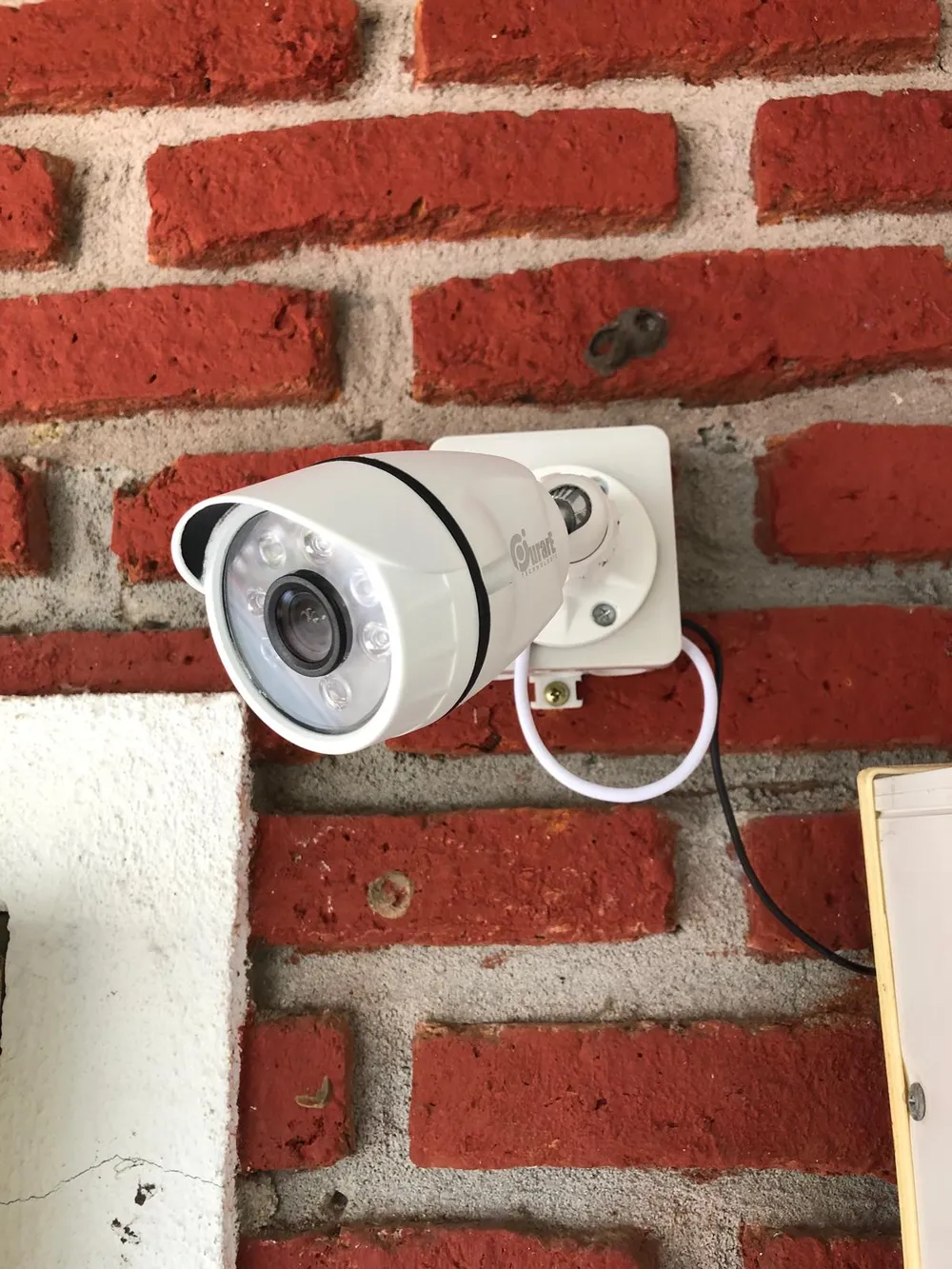 Cámara de seguridad en fachada